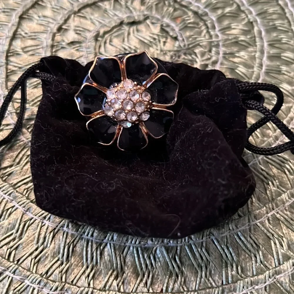 Simply stunning navy blue with gold colored trim and crystals flower ring EUC